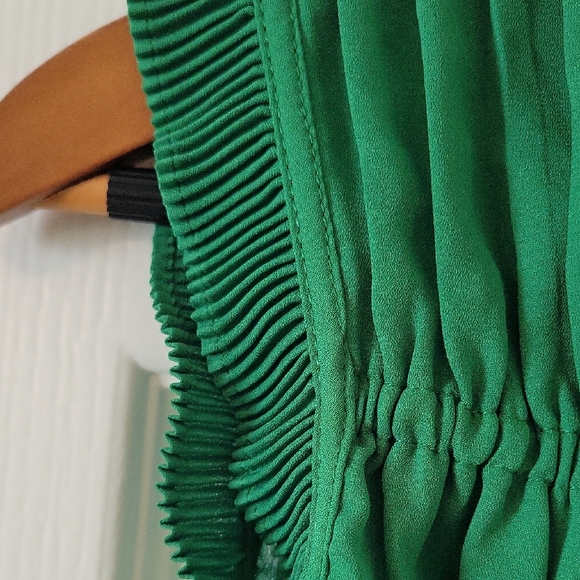 Green Sleeveless Top - Picture 3 of 7